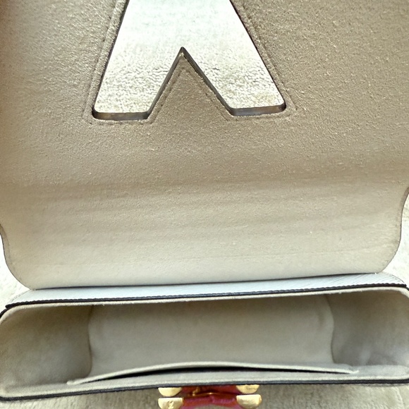 Louis Vuitton Twist MM Bag in white EPI Leather with Pink & Orange Accents - Picture 10 of 16
